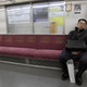 Imagen para el artículo titulado Por qué en Japón puedes dormirte tranquilamente en el trabajo sin temor a ser despedido